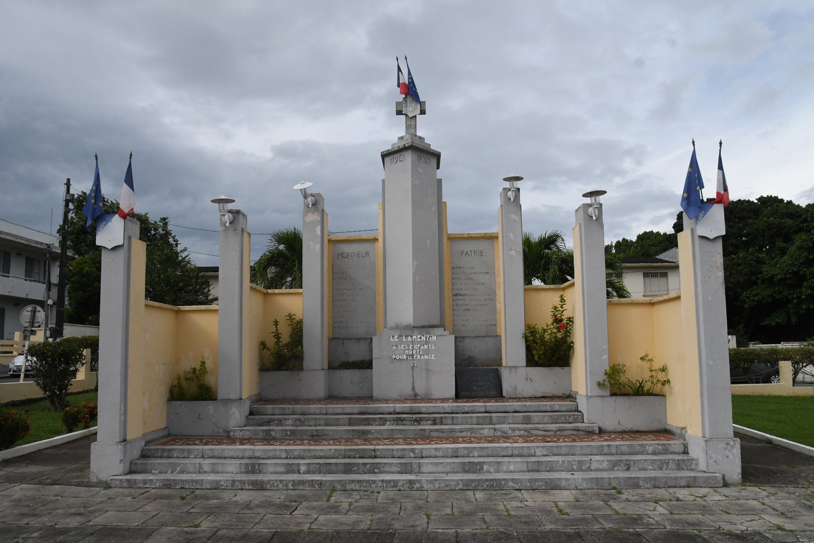 Monument devant la mairie de Lamentin